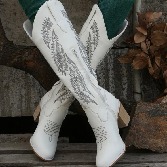 White Western Cowboy Boot Embroidery Detailing - Picture 5 of 5